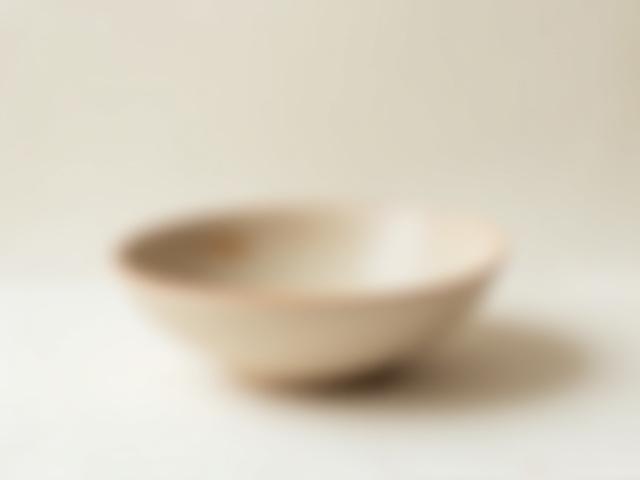 Moderne Keramikschale in Erdtönen